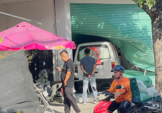Tai nạn liên hoàn giữa 3 xe, xe van húc sập cửa cuốn cửa hàng - Ảnh 1.