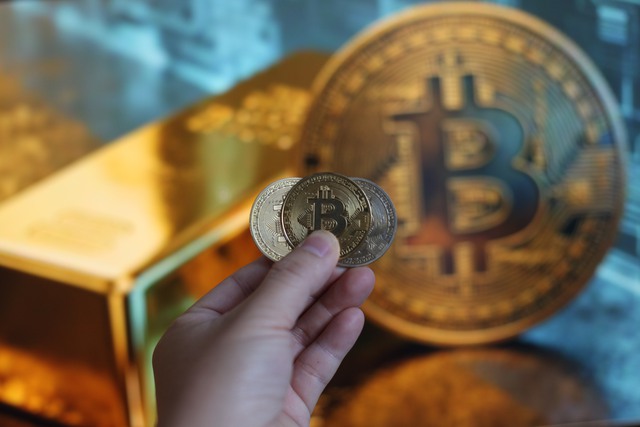 BTC thủng đáy 64.000 USD sau tuyên bố của ông Trump - Ảnh 1.