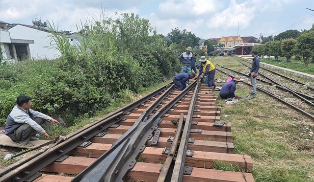 Ga xe lửa Đà Lạt và đường ray được sửa chữa sau hơn 30 năm khai thác- Ảnh 3. Ga xe lửa Đà Lạt và đường ray được sửa chữa sau hơn 30 năm khai thác- Ảnh 3.