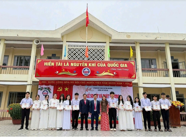Trường THPT Đắk Mil - Dấu ấn từ chiến lược đầu tư đào tạo mũi nhọn- Ảnh 1. Trường THPT Đắk Mil - Dấu ấn từ chiến lược đầu tư đào tạo mũi nhọn- Ảnh 1.