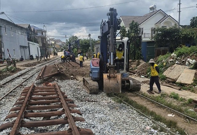 Ga xe lửa Đà Lạt và đường ray được sửa chữa sau hơn 30 năm khai thác- Ảnh 1. Ga xe lửa Đà Lạt và đường ray được sửa chữa sau hơn 30 năm khai thác- Ảnh 1.