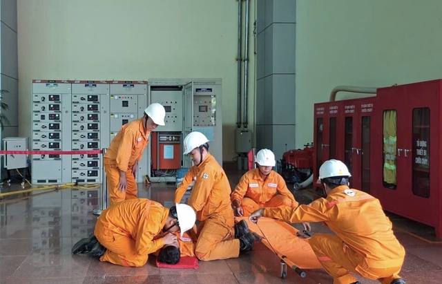 Diễn tập ph&ograve;ng, chống thi&ecirc;n tai v&agrave; t&igrave;m kiếm cứu nạn, c&aacute;c t&igrave;nh huống sơ cấp cứu - Ảnh 2.