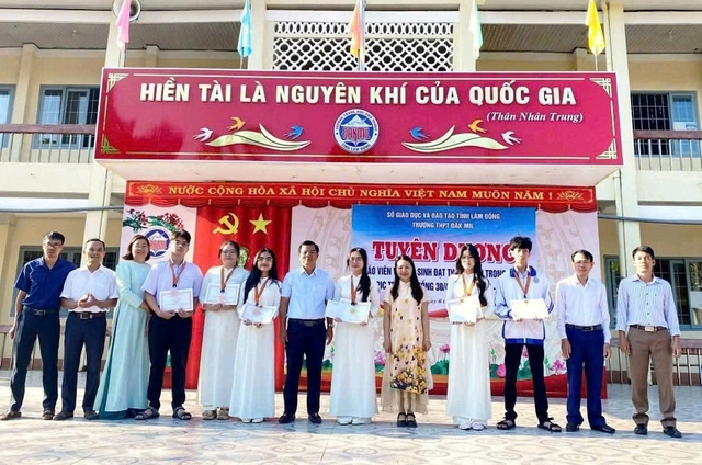 Trường THPT Đắk Mil - Dấu ấn từ chiến lược đầu tư đào tạo mũi nhọn- Ảnh 2. Trường THPT Đắk Mil - Dấu ấn từ chiến lược đầu tư đào tạo mũi nhọn- Ảnh 2.
