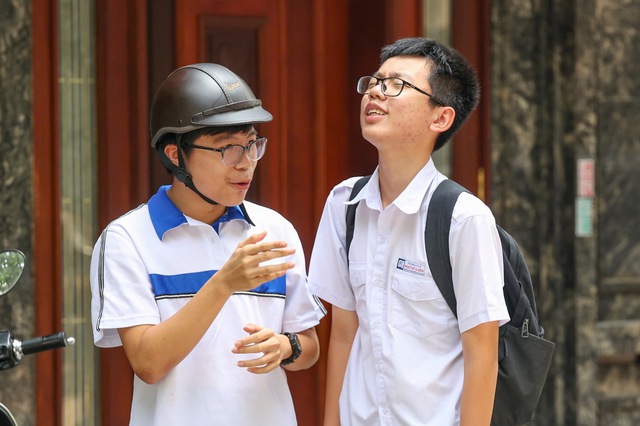 Điểm chuẩn vào lớp 10 Hà Nội tăng nhẹ, cần làm gì sau khi biết điểm thi?

- Ảnh 1.