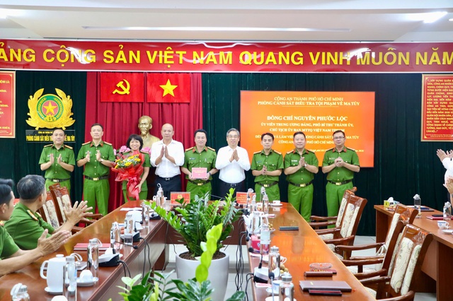 Phó bí thư Thành ủy TP.HCM Nguyễn Phước Lộc biểu dương lực lượng cảnh sát ma túy- Ảnh 1. Phó bí thư Thành ủy TP.HCM Nguyễn Phước Lộc biểu dương lực lượng cảnh sát ma túy- Ảnh 1.