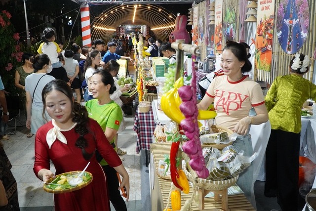 Buffet bánh dân gian và trái cây miễn phí tại bến Ninh Kiều- Ảnh 1. Buffet bánh dân gian và trái cây miễn phí tại bến Ninh Kiều- Ảnh 1.