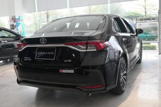 Tượng đài sedan cũng bất lực trước thời cuộc - Ảnh 2.