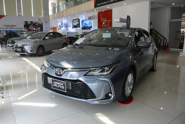 Tượng đài sedan cũng bất lực trước thời cuộc - Ảnh 1.
