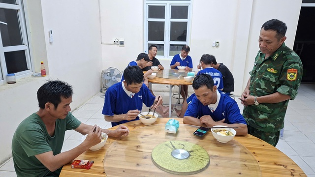 Cứu 9 ngư dân sau vụ tàu cá bị chìm trong đêm - Ảnh 2.
