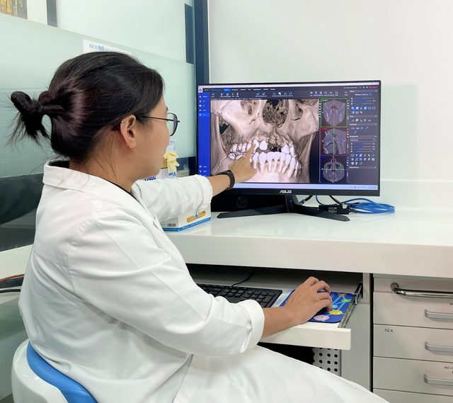 Bác sĩ chạy đua cứu 2 răng cửa bật khỏi hàm của nam sinh sau tai nạn- Ảnh 1. Bác sĩ chạy đua cứu 2 răng cửa bật khỏi hàm của nam sinh sau tai nạn- Ảnh 1.