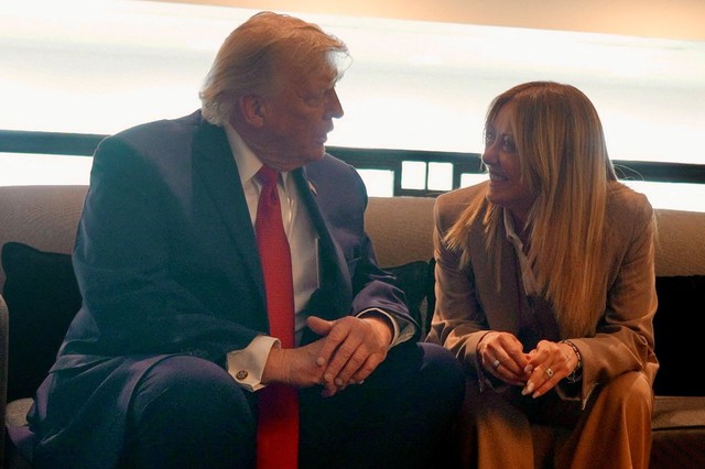 Bị ông Trump nói 'năn nỉ' chụp ảnh chung, bà Meloni phản ứng mạnh - Ảnh 1.