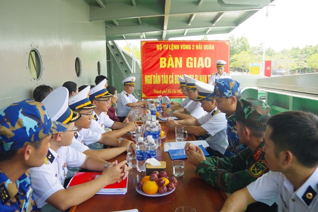 Đưa ngư dân bị tai nạn trên biển về đất liền an toàn - Ảnh 4.