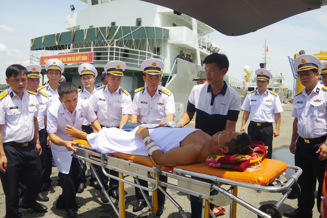 Đưa ngư dân bị tai nạn trên biển về đất liền an toàn - Ảnh 2.