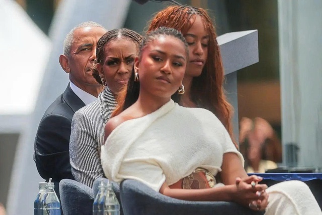 Hai ái nữ nhà Obama xuất hiện tại lễ khánh thành Trung tâm Tổng thống của cha - Ảnh 1.