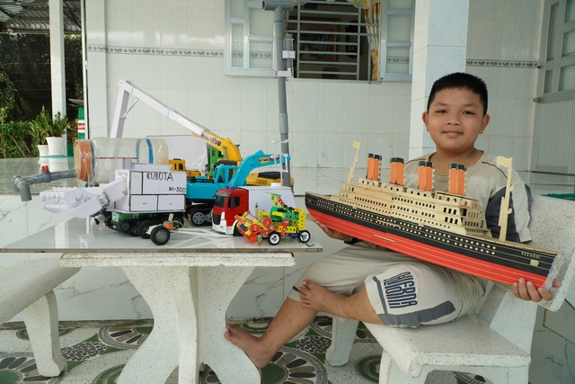‘Kỹ sư’ lớp 4 giỏi tái chế đồ chơi - Ảnh 2.