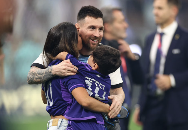 Chuyện 'yêu' tại World Cup 2026: Đội tuyển Anh bị cấm qua đêm với WAGs, Messi và Ronaldo thì sao? - Ảnh 2. Chuyện 'yêu' tại World Cup 2026: Đội tuyển Anh bị cấm qua đêm với WAGs, Messi và Ronaldo thì sao? - Ảnh 2.