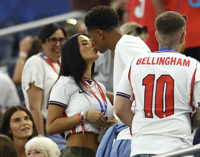 Chuyện 'yêu' tại World Cup 2026: Đội tuyển Anh bị cấm qua đêm với WAGs, Messi và Ronaldo thì sao? - Ảnh 1. Chuyện 'yêu' tại World Cup 2026: Đội tuyển Anh bị cấm qua đêm với WAGs, Messi và Ronaldo thì sao? - Ảnh 1.