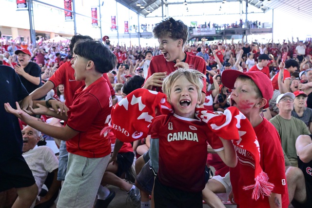 CĐV Canada mở hội sau chiến thắng lịch sử tại World Cup- Ảnh 2. CĐV Canada mở hội sau chiến thắng lịch sử tại World Cup- Ảnh 2.