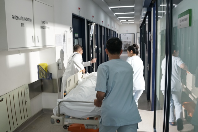 Bác sĩ chạy đua cứu 2 răng cửa bật khỏi hàm của nam sinh sau tai nạn- Ảnh 2. Bác sĩ chạy đua cứu 2 răng cửa bật khỏi hàm của nam sinh sau tai nạn- Ảnh 2.