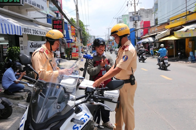 Nhiều phụ huynh ở TP.HCM bị phạt tiền triệu v&igrave; một việc quen thuộc - Ảnh 1.
