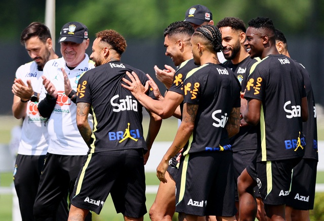 Phản ứng của Neymar sau khi bị HLV Ancelotti &lsquo;mời khỏi buổi tập&rsquo; - Ảnh 2.