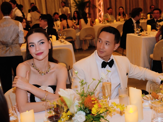 Hồ Ngọc Hà, Kim Lý gây chú ý tại Singapore - Ảnh 1.