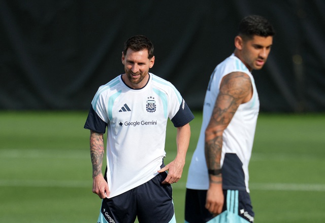 Tổng thống Argentina giận dữ trước tin đồn ác ý về sức khỏe bố Messi, tâm trạng danh thủ thế nào?- Ảnh 1. Tổng thống Argentina giận dữ trước tin đồn ác ý về sức khỏe bố Messi, tâm trạng danh thủ thế nào?- Ảnh 1.