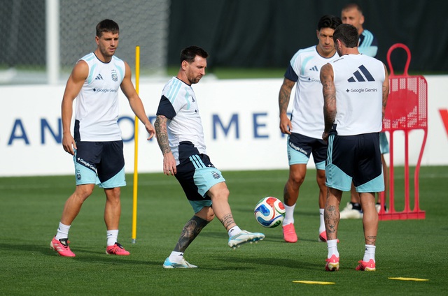 Tổng thống Argentina giận dữ trước tin đồn ác ý về sức khỏe bố Messi, tâm trạng danh thủ thế nào?- Ảnh 2. Tổng thống Argentina giận dữ trước tin đồn ác ý về sức khỏe bố Messi, tâm trạng danh thủ thế nào?- Ảnh 2.