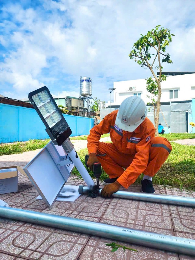 Nơi &aacute;nh s&aacute;ng được giữ bằng b&agrave;n tay người - Ảnh 2.
