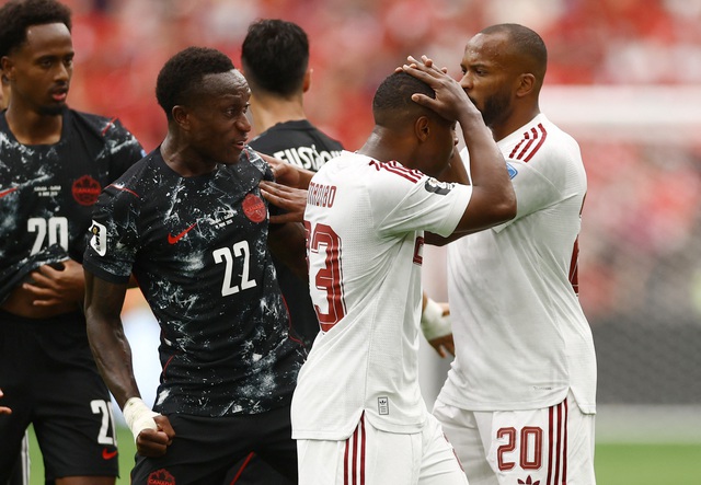 Cầu thủ đầu tiên phải sớm chia tay World Cup vì lý do đau lòng: Đối thủ Qatar xin lỗi- Ảnh 1. Cầu thủ đầu tiên phải sớm chia tay World Cup vì lý do đau lòng: Đối thủ Qatar xin lỗi- Ảnh 1.