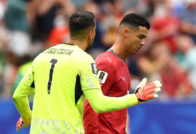 ‘Fan cuồng’ của Ronaldo tấn công mạng xã hội cầu thủ Bồ Đào Nha- Ảnh 2. ‘Fan cuồng’ của Ronaldo tấn công mạng xã hội cầu thủ Bồ Đào Nha- Ảnh 2.