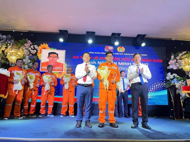 Nơi &aacute;nh s&aacute;ng được giữ bằng b&agrave;n tay người - Ảnh 1.