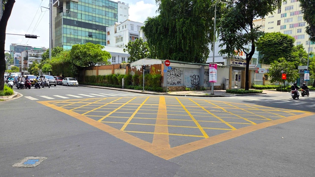 Vạch mắt võng mới kẻ giữa giao lộ TP.HCM có ý nghĩa gì, đi sai có phạt?  - Ảnh 1.