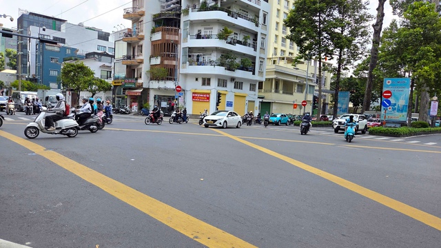 Vạch mắt võng mới kẻ giữa giao lộ TP.HCM có ý nghĩa gì, đi sai có phạt?  - Ảnh 3.