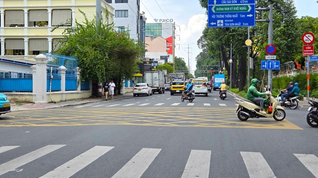 Vạch mắt võng mới kẻ giữa giao lộ TP.HCM có ý nghĩa gì, đi sai có phạt?  - Ảnh 2.