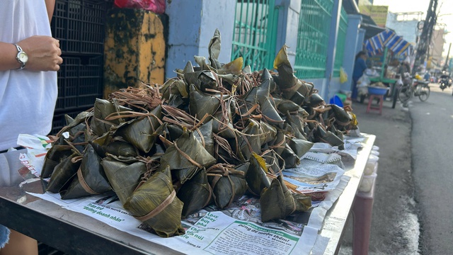 Đi chợ tết Đoan Ngọ, ăn bánh ú hoài niệm không khí tết ở quê nhà - Ảnh 2.