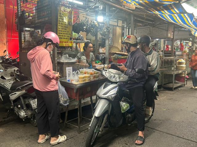 Đi chợ tết Đoan Ngọ, ăn bánh ú hoài niệm không khí tết ở quê nhà - Ảnh 4.