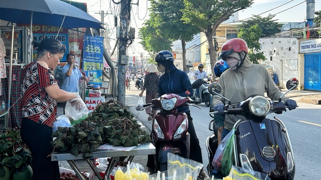 Đi chợ tết Đoan Ngọ, ăn bánh ú hoài niệm không khí tết ở quê nhà - Ảnh 1.