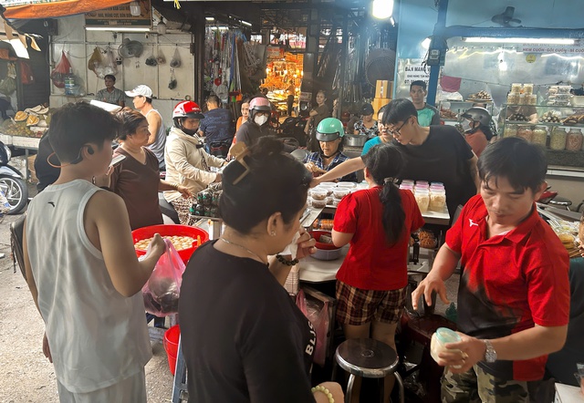 Đi chợ tết Đoan Ngọ, ăn bánh ú hoài niệm không khí tết ở quê nhà - Ảnh 3.