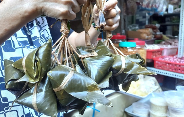Dậy từ sớm đi chợ mua lễ vật cúng tết Đoan Ngọ - Ảnh 1.