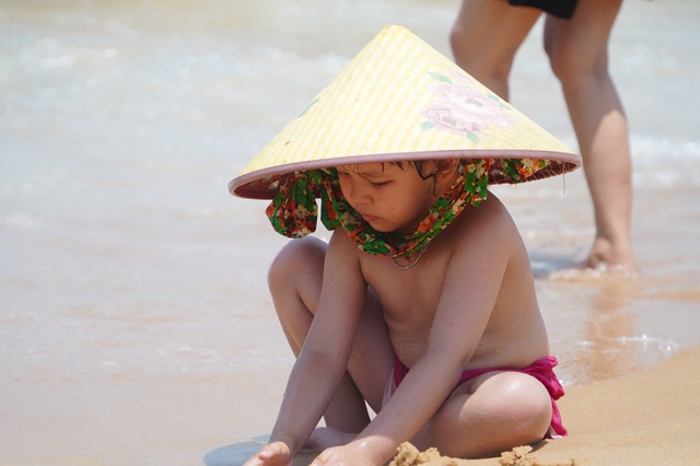 12 giờ trưa hàng ngàn người dân Quy Nhơn kéo nhau đi tắm biển - Ảnh 4.