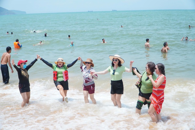 12 giờ trưa hàng ngàn người dân Quy Nhơn kéo nhau đi tắm biển - Ảnh 5.