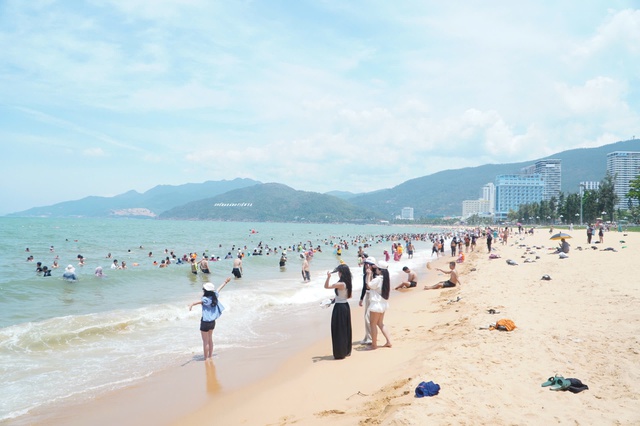 12 giờ trưa hàng ngàn người dân Quy Nhơn kéo nhau đi tắm biển - Ảnh 1.