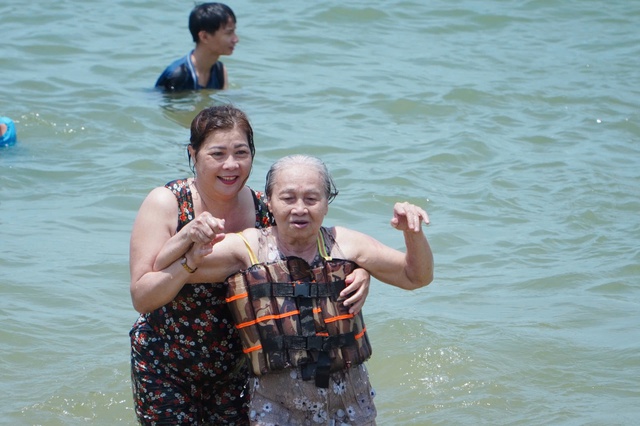 12 giờ trưa hàng ngàn người dân Quy Nhơn kéo nhau đi tắm biển - Ảnh 3.