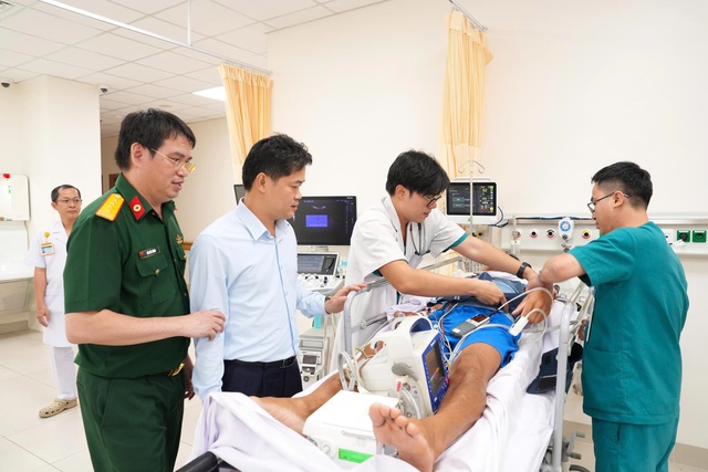 Trực thăng đưa bệnh nhân nguy kịch từ Nhà giàn DK1 về đất liền cấp cứu- Ảnh 2.