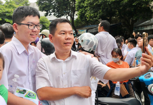 Thi xong lớp 10, th&iacute; sinh tự tin đạt điểm cao, phụ huynh thưởng lớn  - Ảnh 4.