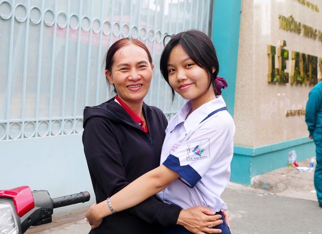 Thi xong lớp 10, th&iacute; sinh tự tin đạt điểm cao, phụ huynh thưởng lớn  - Ảnh 5.
