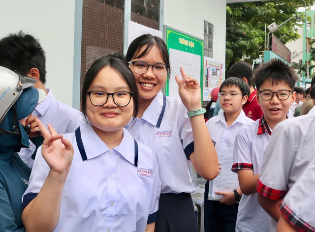 Thi xong lớp 10, th&iacute; sinh tự tin đạt điểm cao, phụ huynh thưởng lớn  - Ảnh 2.