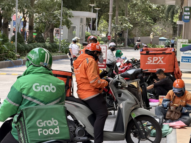 Ai đang trả phí sàn?- Ảnh 3. Ai đang trả phí sàn?- Ảnh 3.