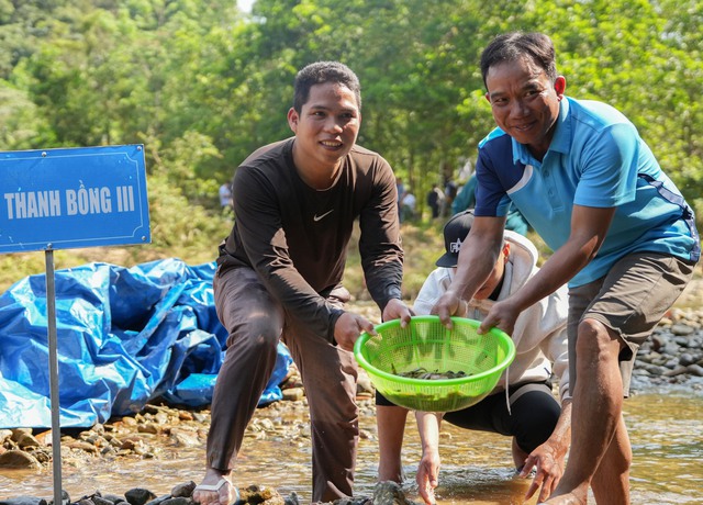  Thú vị tục 'đắp chăn' bắt cá ngày đầu năm- Ảnh 2.